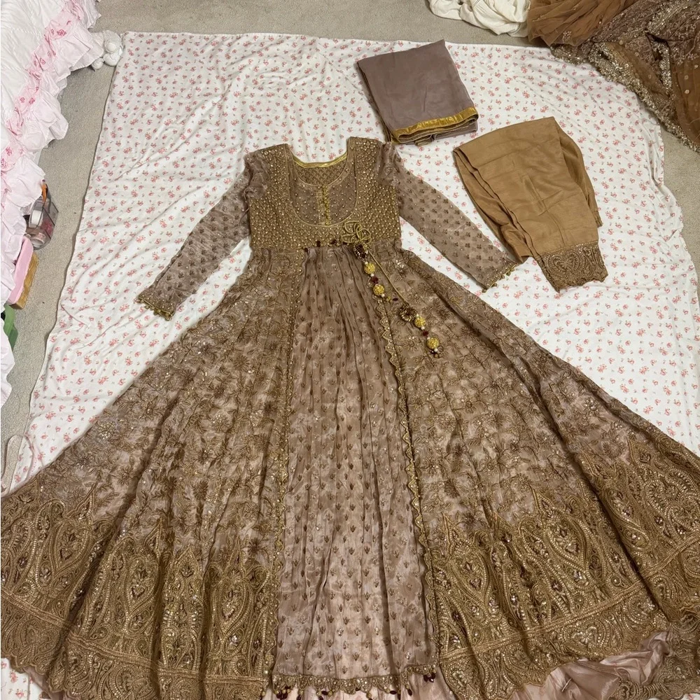 Chic Long Sleeve Beige and Gold Dress Pakistani (small size ) - Picture 3 of 7